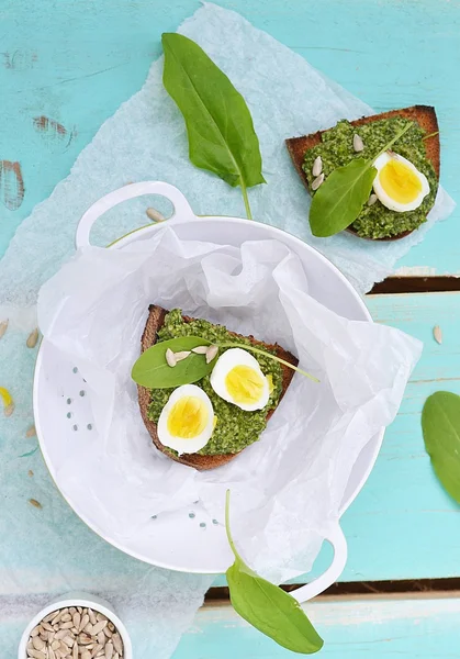 Canapé con pesto y huevos — Foto de Stock