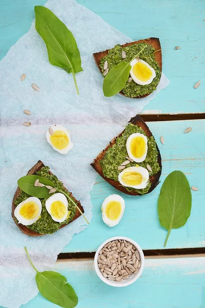 Canape dengan pesto dan telur — Stok Foto