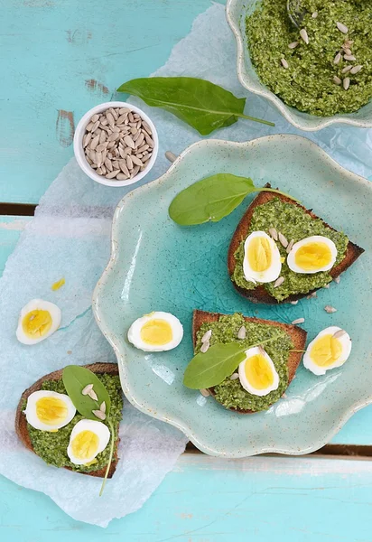 Canapé com pesto e ovos — Fotografia de Stock