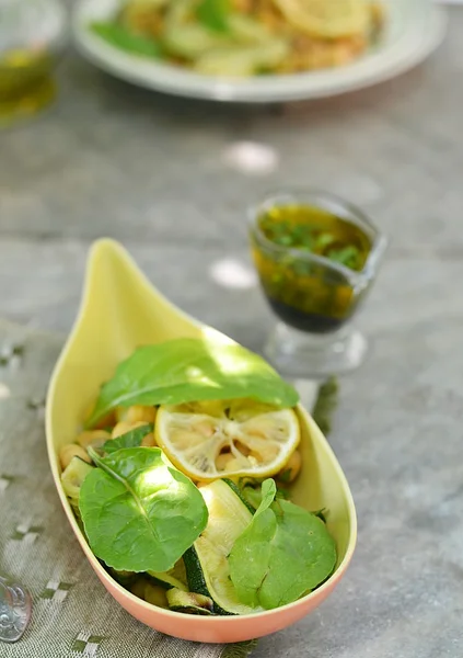 Chickpeas and zucchini salad. — Stock Photo, Image