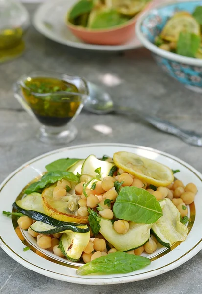 Salade de pois chiches et courgettes . — Photo