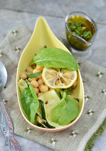 Kikkererwten en courgette salade. — Stockfoto