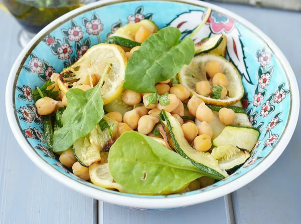 Kichererbsen und Zucchini-Salat. — Stockfoto