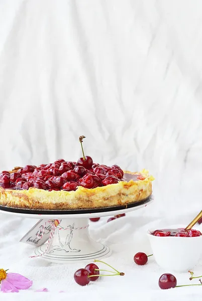 Tarta de queso con pausa de cereza — Foto de Stock