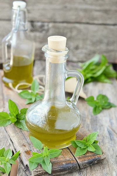 Оливковое масло базилика — стоковое фото