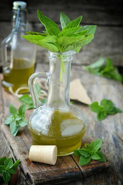 Bazalky olivový olej — Stock fotografie