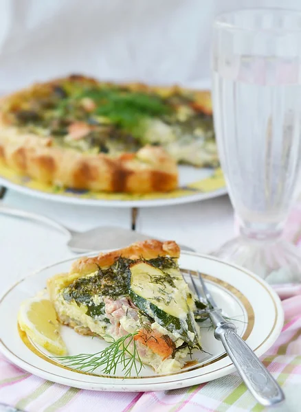 Calabacín y pastel de salmón — Foto de Stock