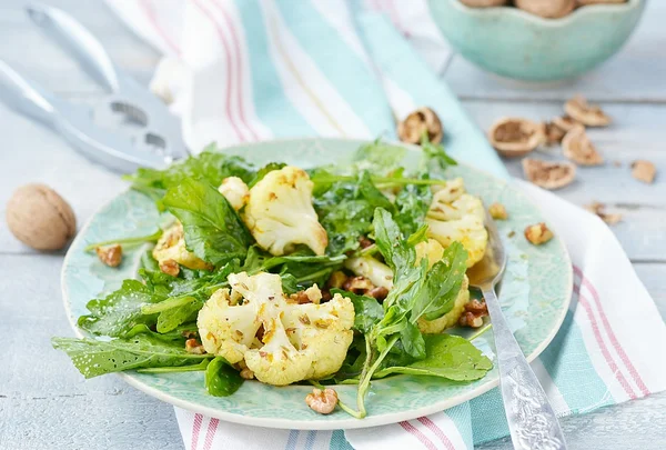 Ensalada de coliflor y ruccola —  Fotos de Stock