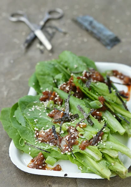 Salada verde com sause japonês — Fotografia de Stock