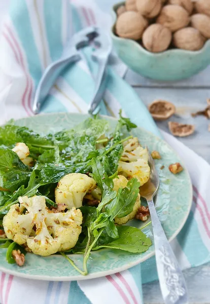 Ensalada de coliflor y ruccola —  Fotos de Stock