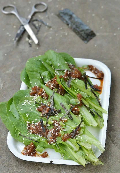Salade verte à la saucisse japonaise — Photo