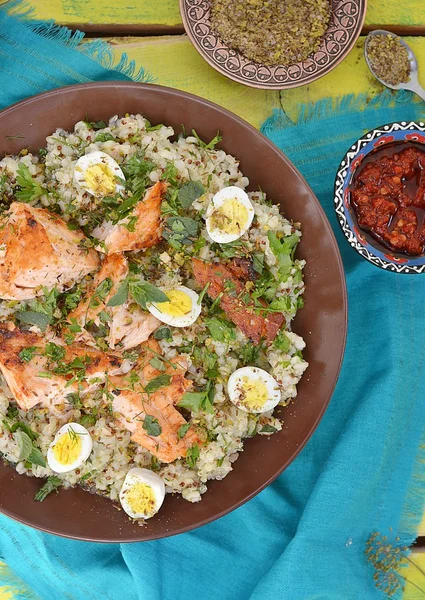 Quinoa, Lachs und Qwail-Eier — Stockfoto