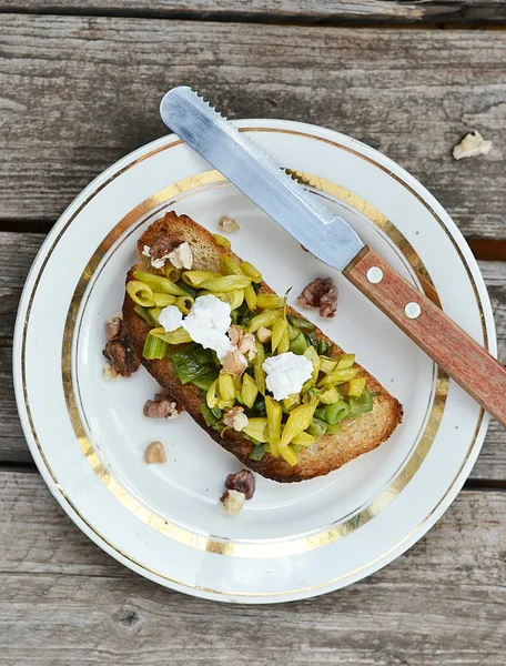 Bruschetta com feijão verde — Fotografia de Stock