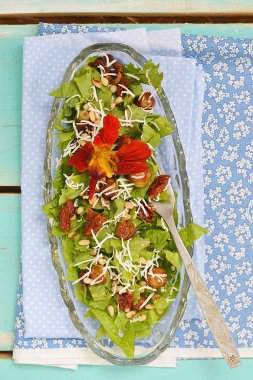 yeşil salata kurutulmuş domates ile