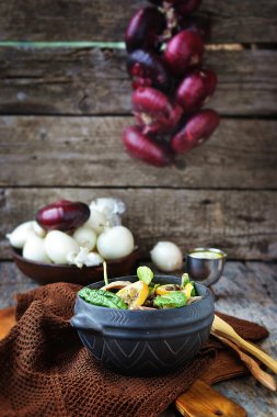 tavuk ve bezelye salatası.