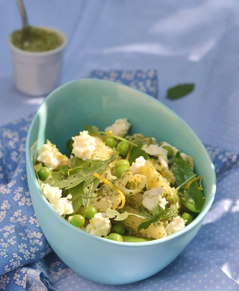 Pasta and green peas salad — Stock Photo, Image