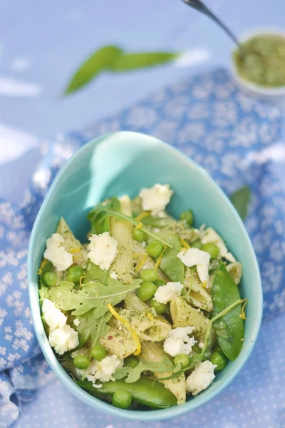 Massa e salada de ervilhas verdes — Fotografia de Stock