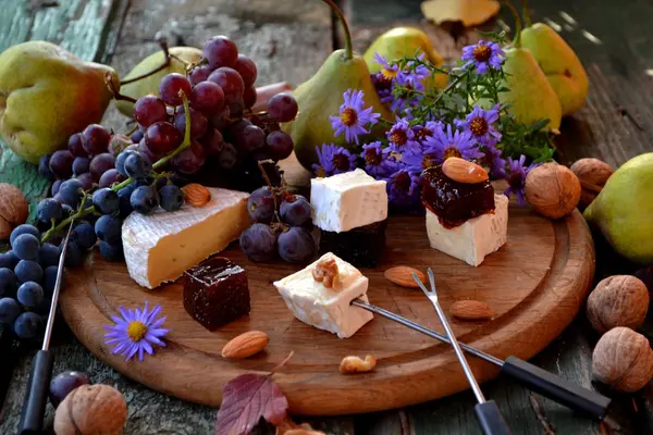 Plato de queso con frutas de otoño — Foto de Stock