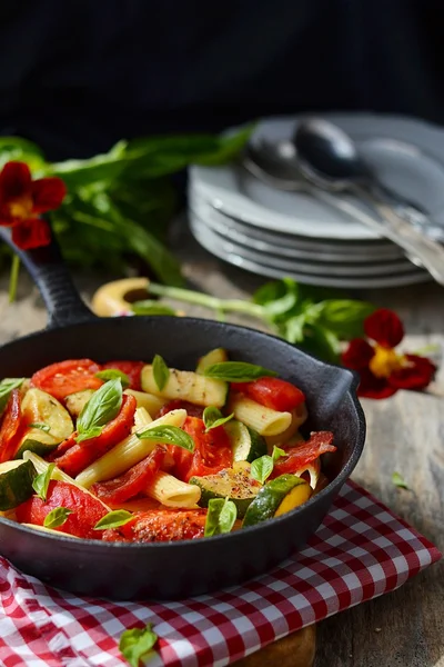 Makaron z cukinią i pomidorami — Zdjęcie stockowe