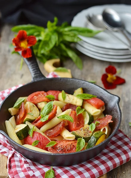 Pasta med tomat och zucchini — Stockfoto