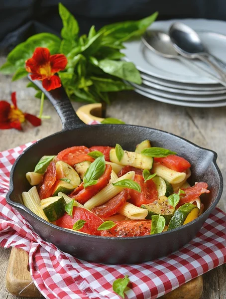 Nudeln mit Tomaten und Zucchini — Stockfoto