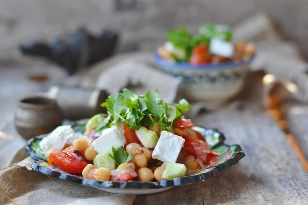Salade de pois chiches et légumes . — Photo