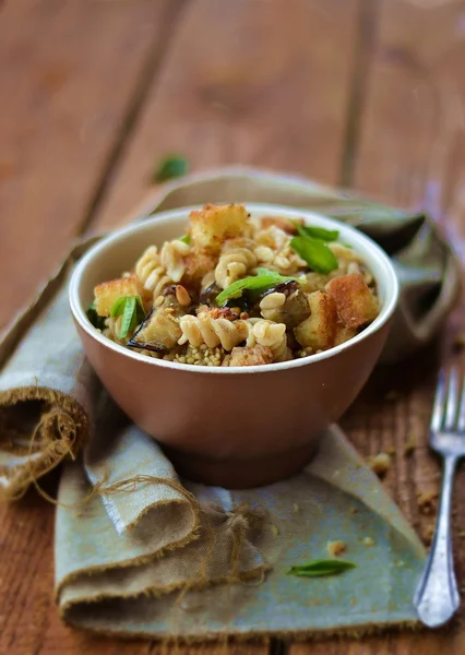 Nudeln mit Auberginen — Stockfoto