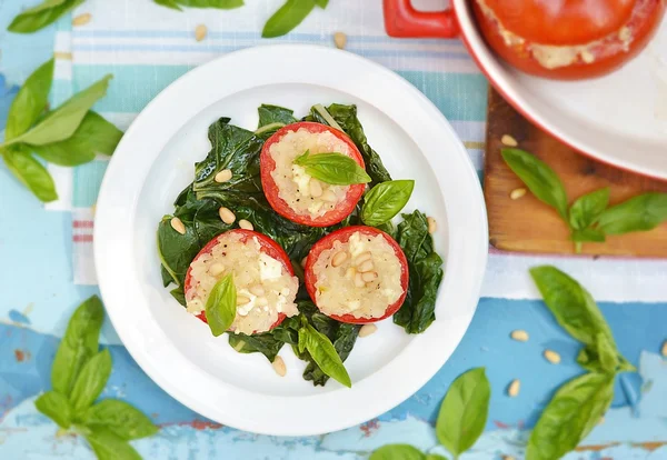 Deliciosos tomates rellenos al horno —  Fotos de Stock