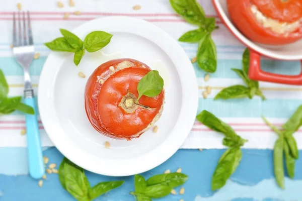 Pyszne pieczone pomidory nadziewane — Zdjęcie stockowe