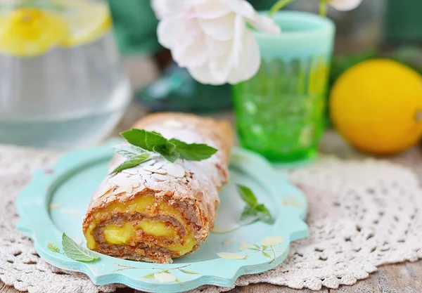 Meringue and lemon curd roulade — Stock Photo, Image