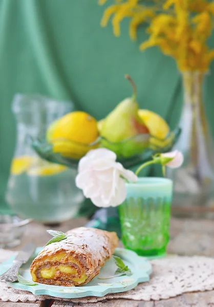 Merengue e calda de limão — Fotografia de Stock