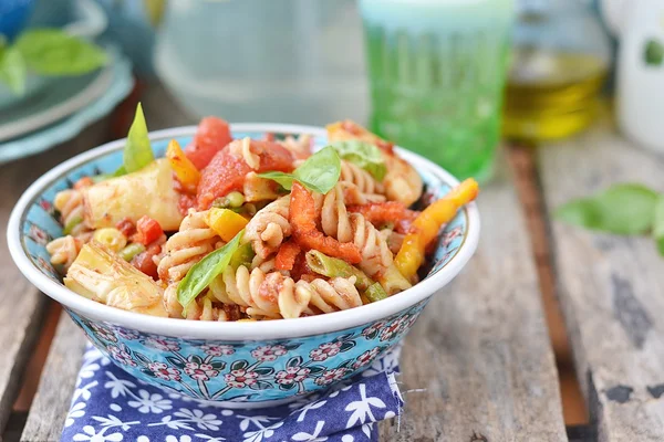 Салат из макарон и овощей — стоковое фото