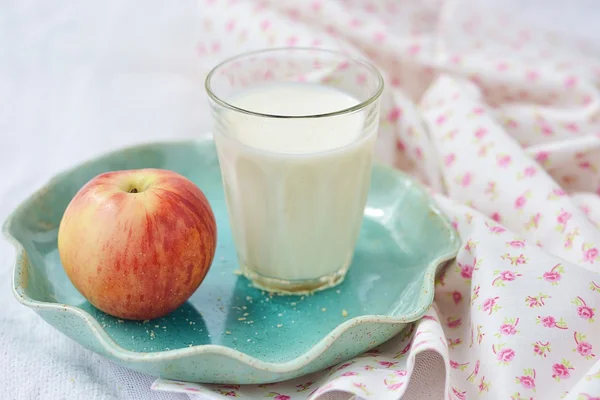 Молоко и яблоки — стоковое фото