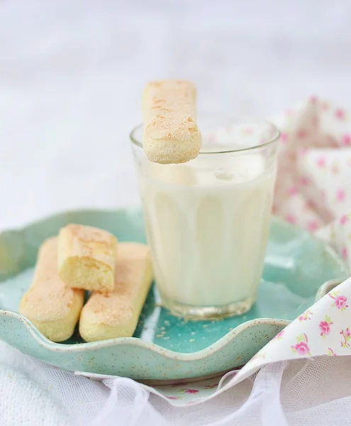 Milch und Kekse — Stockfoto