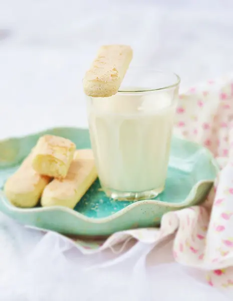 Süt ve bisküvi — Stok fotoğraf