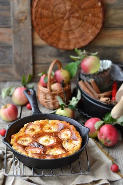 Деревенский яблочный пирог — стоковое фото