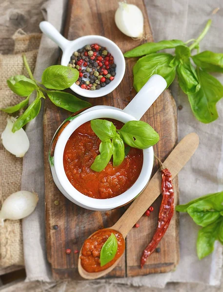 Traditionele zelfgemaakte tomatensaus — Stockfoto