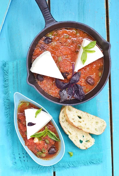 Formaggio con salsiccia di pomodoro . — Foto Stock