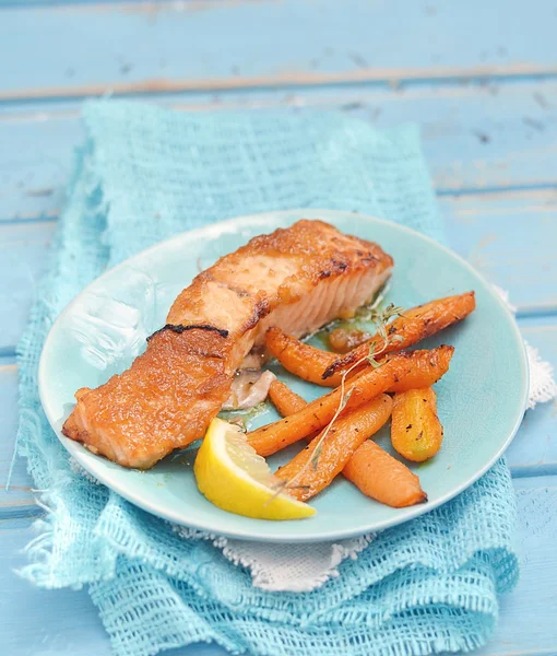 Salmón a la parrilla con zanahoria —  Fotos de Stock