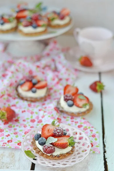 Летние ягодные тарталетки — стоковое фото