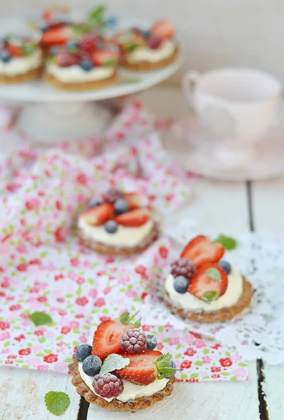 Летние ягодные тарталетки — стоковое фото
