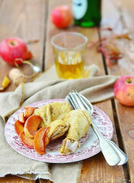 Frango refogado, com maçãs — Fotografia de Stock