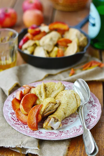 Pollo estofado, con manzanas — Foto de Stock