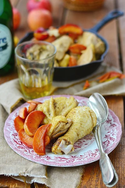 Pollo estofado, con manzanas — Foto de Stock