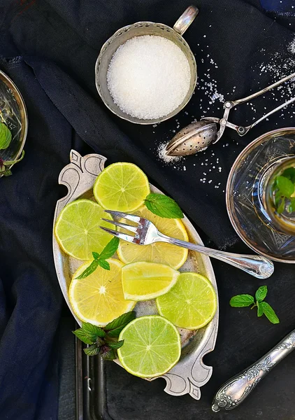Minztee mit Zitrone und Limette — Stockfoto