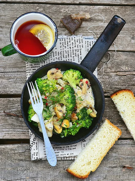 Braised broccoli with fish — Stock Photo, Image