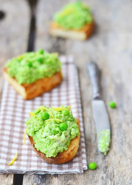 Bruschetta com ervilha verde — Fotografia de Stock