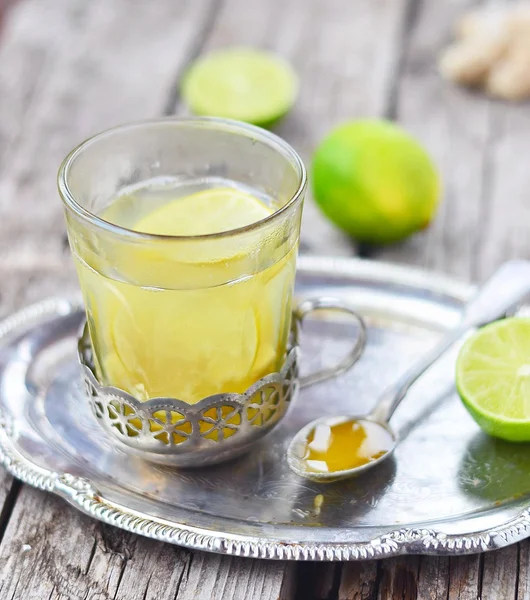 Boisson chaude au gingembre, citron vert et miel — Photo