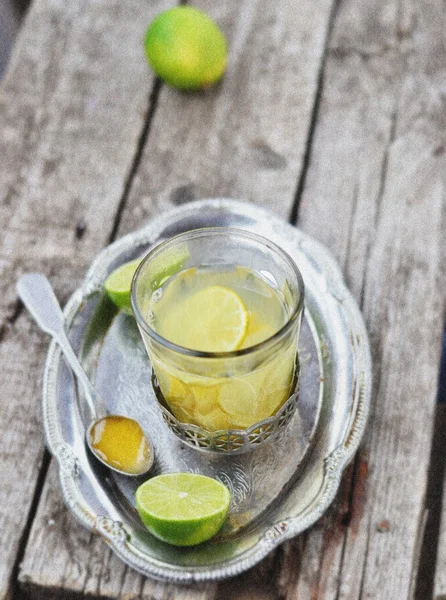 Zencefil, limon ve bal sıcak bir içecek — Stok fotoğraf