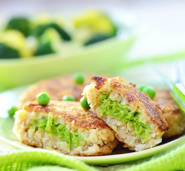 Yeşil bezelye ile balık kroket — Stok fotoğraf